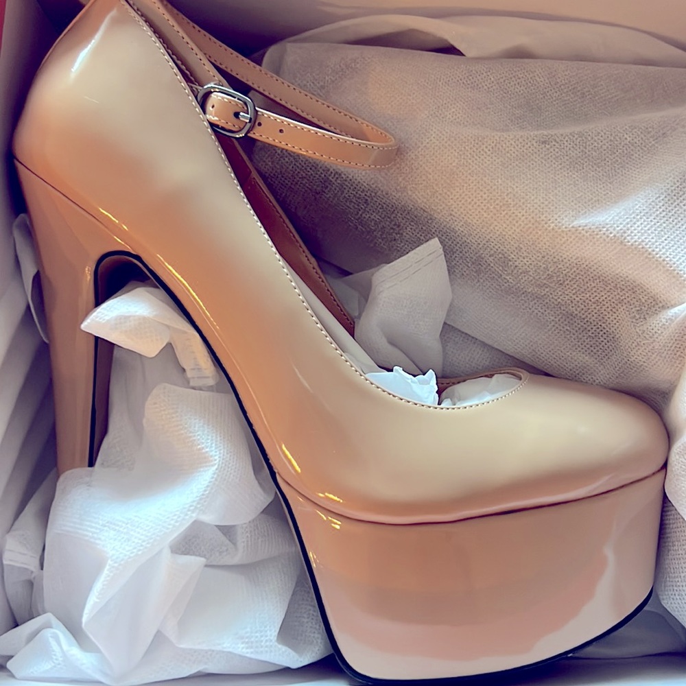 Nude Pumps